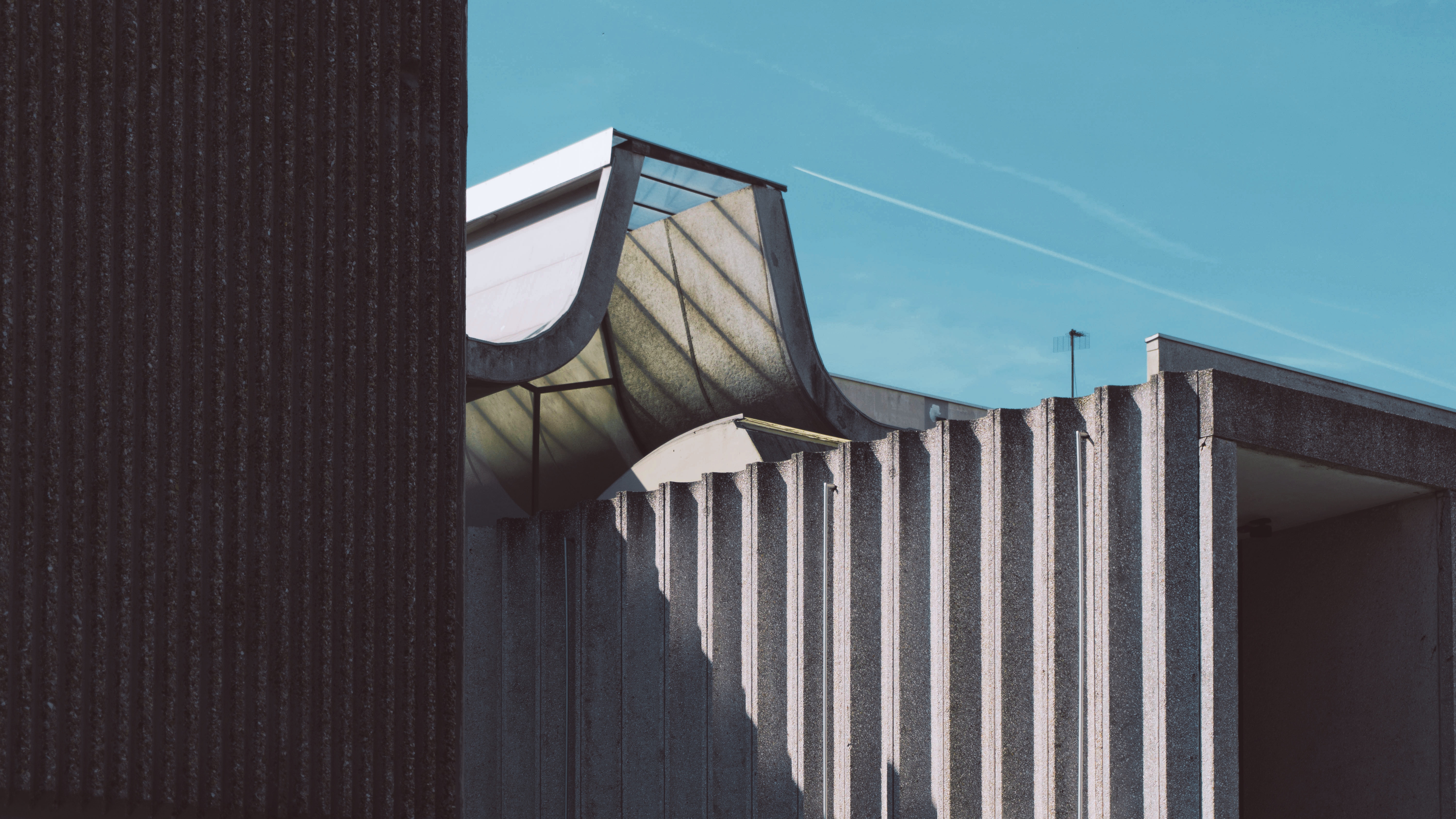 Photograph of the sculptural roof and accordian-like entrance of the High Court of Créteil