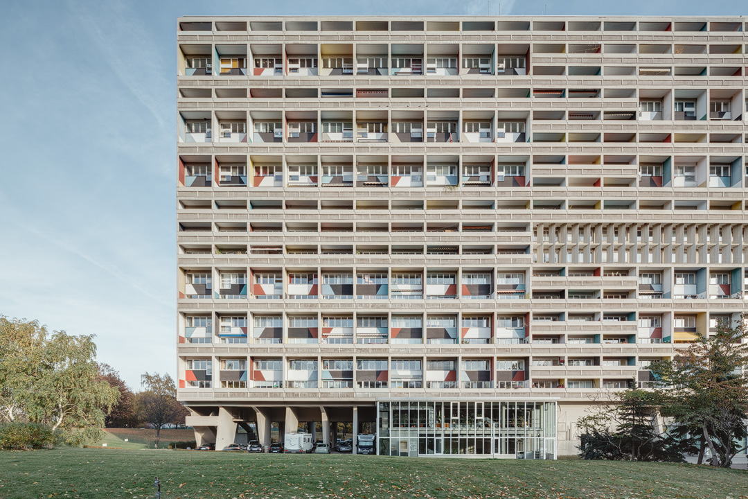 photograph of the left half of the front facade of Corbusierhaus, the unite d'habitation of Berlin